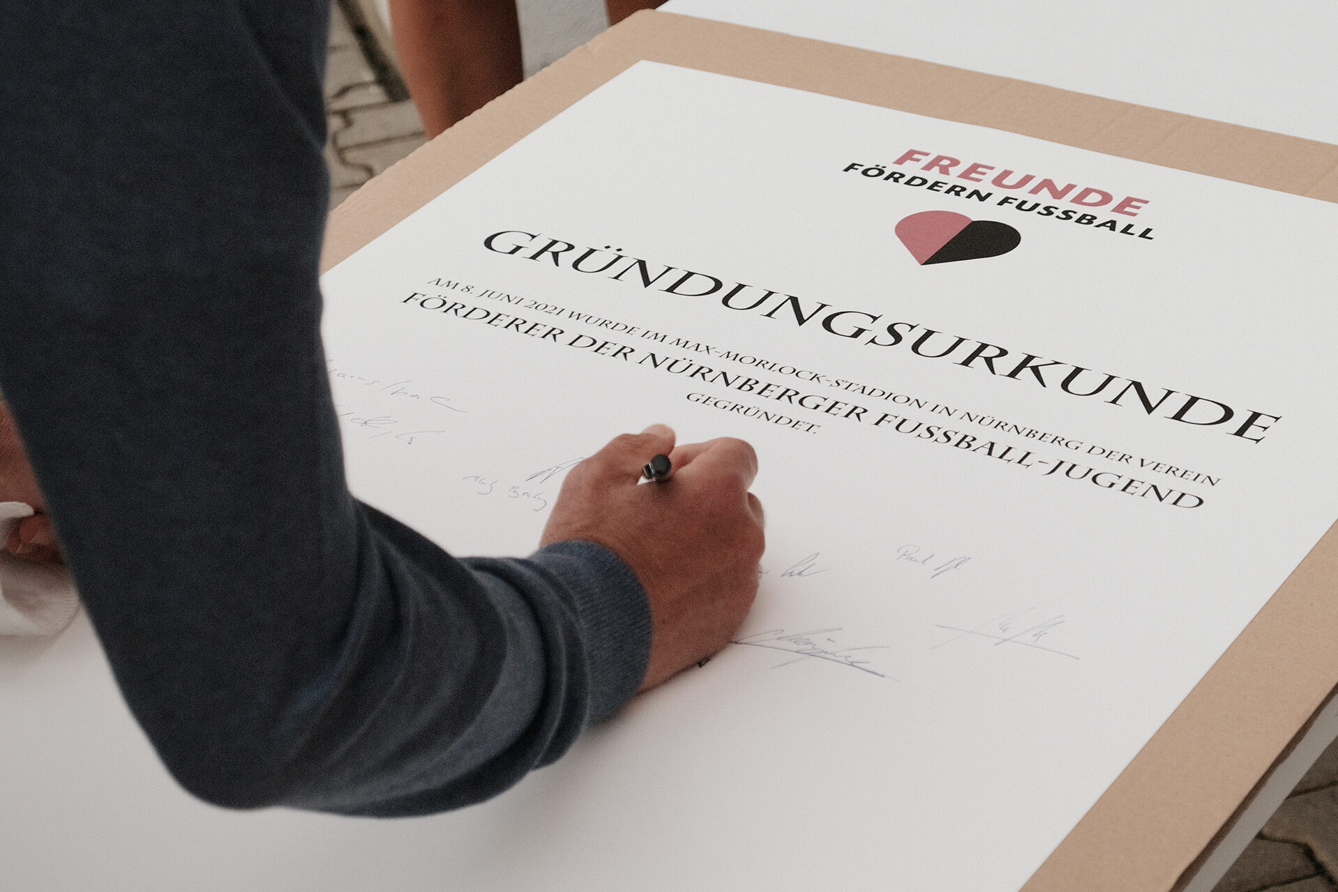 Gruppenfoto der Vereinsgründung am 8. Juni 2021 im Max-Morlock-Stadion