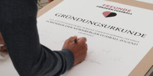 Gruppenfoto der Vereinsgründung am 8. Juni 2021 im Max-Morlock-Stadion